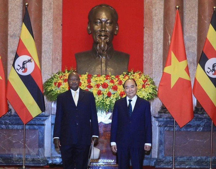 Chủ tịch nước Nguyễn Xuân Phúc đón Tổng thống Uganda Yoweri Kaguta Museve. (Ảnh: TTXVN) Chủ tịch nước Nguyễn Xuân Phúc đón Tổng thống Uganda Yoweri Kaguta Museve. (Ảnh: TTXVN)