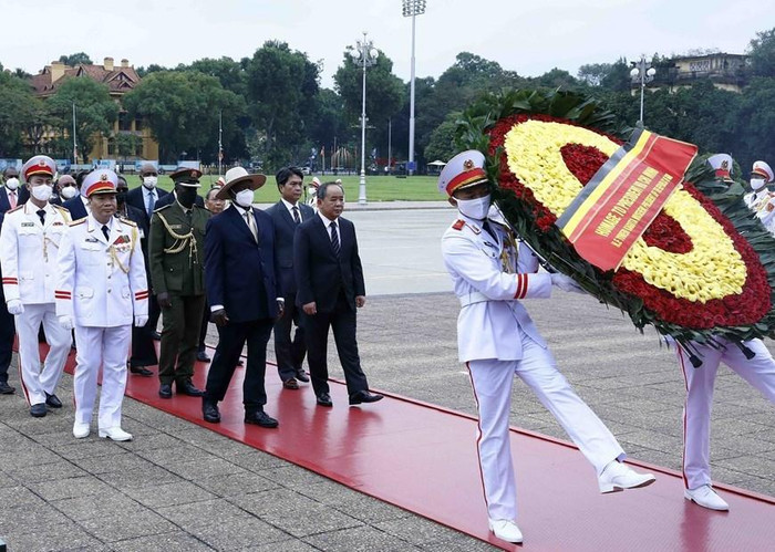 Trước đó, Tổng thống Uganda Yoweri Kaguta Museveni đến đặt vòng hoa và vào Lăng viếng Chủ tịch Hồ Chí Minh. (Ảnh: TTXVN) Trước đó, Tổng thống Uganda Yoweri Kaguta Museveni đến đặt vòng hoa và vào Lăng viếng Chủ tịch Hồ Chí Minh. (Ảnh: TTXVN)