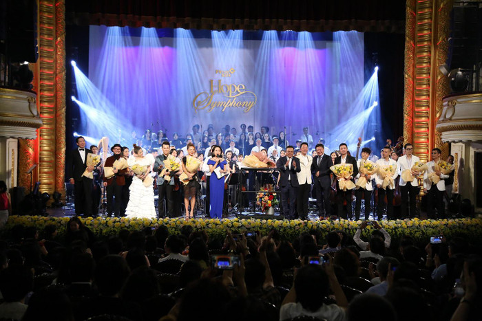 “Hope Symphony 2022” đã mang đến cho khán giả nhiều xúc cảm về những giá trị nhân văn sâu sắc, niềm tin và tình yêu thương. “Hope Symphony 2022” đã mang đến cho khán giả nhiều xúc cảm về những giá trị nhân văn sâu sắc, niềm tin và tình yêu thương.