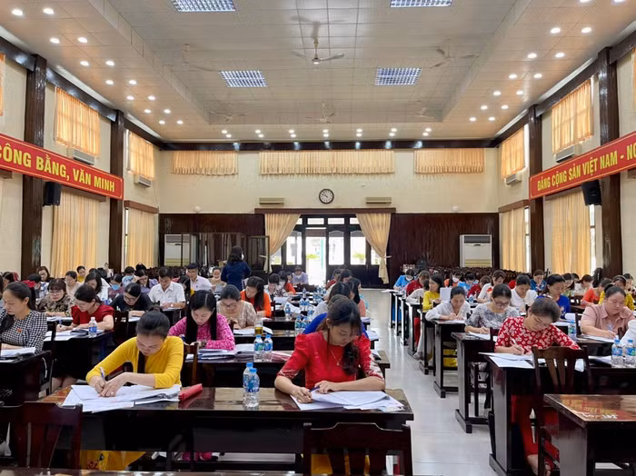 Các thí sinh tham dự phần thi viết kỳ thi tuyển chức danh lãnh đạo, quản lý các đơn vị sự nghiệp giáo dục và đào tạo tại tỉnh Bà Rịa-Vũng Tàu năm 2022. Ảnh: Báo Bà Rịa- Vũng Tàu