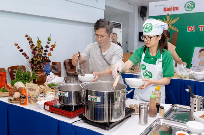 Chị Nguyên sử dụng tương ớt phở Chin-su trong bài thi của mình