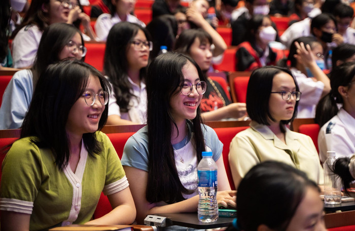 Các em học sinh, sinh viên hào hứng lắng nghe chia sẻ của Giáo sư Barbara