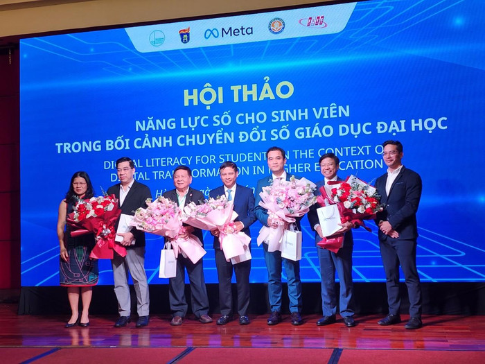 Đại diện Ban tổ chức tặng hoa cho các vị đại biểu. Ảnh: Hoài Linh Đại diện Ban tổ chức tặng hoa cho các vị đại biểu. Ảnh: Hoài Linh
