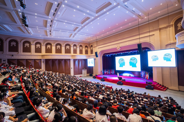 Buổi chia sẻ về phương pháp học tập hiệu quả của Giáo sư Barbara Oakley tại VinUni thu hút hàng nghìn giảng viên, giáo viên, sinh viên và học sinh phổ thông ở nhiều tỉnh thành.