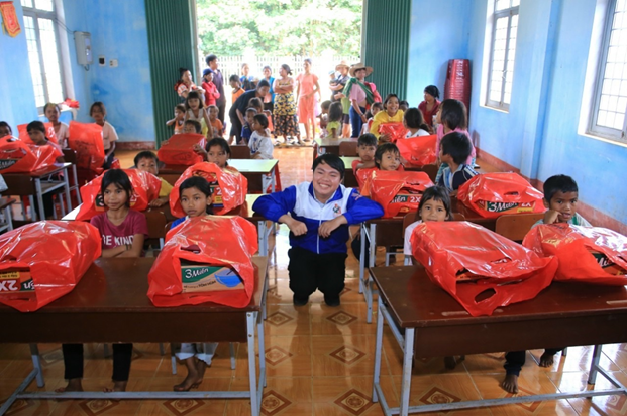 Anh Trương Chấn Sang hiện đang tham gia giảng dạy tại Trung tâm hoạt động thanh niên tỉnh Bình Dương Anh Trương Chấn Sang hiện đang tham gia giảng dạy tại Trung tâm hoạt động thanh niên tỉnh Bình Dương