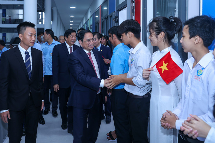 Thủ tướng Phạm Minh Chính dự lễ khánh thành và bàn giao Trường Trung học phổ thông Nguyễn Hiếu Tự tại ấp Phong Thới, thị trấn Vũng Liêm, huyện Vũng Liêm, tỉnh Vĩnh Long - Ảnh: VGP/Nhật Bắc Thủ tướng Phạm Minh Chính dự lễ khánh thành và bàn giao Trường Trung học phổ thông Nguyễn Hiếu Tự tại ấp Phong Thới, thị trấn Vũng Liêm, huyện Vũng Liêm, tỉnh Vĩnh Long - Ảnh: VGP/Nhật Bắc