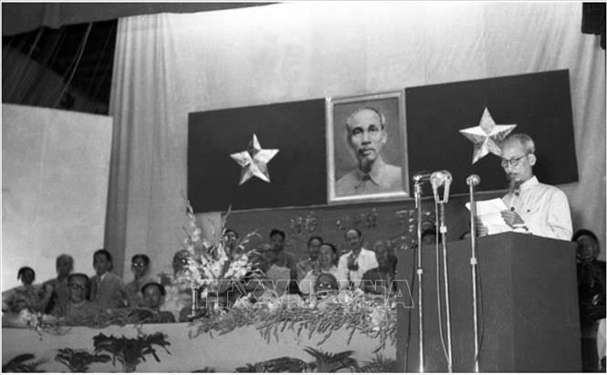 Đại hội Mặt trận Dân tộc thống nhất toàn quốc diễn ra từ ngày 5 - 10/9/1955 tại Hà Nội, quyết định thành lập Mặt trận Tổ quốc Việt Nam, kế tục sự nghiệp của Mặt trận Liên Việt. Đại hội bầu Chủ tịch Hồ Chí Minh là Chủ tịch danh dự, đồng chí Tôn Đức Thắng làm Chủ tịch Đoàn Chủ tịch Ủy ban Trung ương. Trong ảnh: Chủ tịch Hồ Chí Minh phát biểu tại phiên khai mạc Đại hội, ngày 5/9/1955. Ảnh: Tư liệu TTXVN Đại hội Mặt trận Dân tộc thống nhất toàn quốc diễn ra từ ngày 5 - 10/9/1955 tại Hà Nội, quyết định thành lập Mặt trận Tổ quốc Việt Nam, kế tục sự nghiệp của Mặt trận Liên Việt. Đại hội bầu Chủ tịch Hồ Chí Minh là Chủ tịch danh dự, đồng chí Tôn Đức Thắng làm Chủ tịch Đoàn Chủ tịch Ủy ban Trung ương. Trong ảnh: Chủ tịch Hồ Chí Minh phát biểu tại phiên khai mạc Đại hội, ngày 5/9/1955. Ảnh: Tư liệu TTXVN