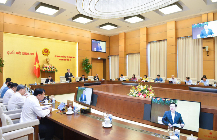 Chủ tịch Quốc hội Vương Đình Huệ giới thiệu một số nội dung cần sớm trình Quốc hội xem xét, quyết định là cơ sở để xem xét việc tổ chức kỳ họp bất thường của Quốc hội. Ảnh: quochoi.vn Chủ tịch Quốc hội Vương Đình Huệ giới thiệu một số nội dung cần sớm trình Quốc hội xem xét, quyết định là cơ sở để xem xét việc tổ chức kỳ họp bất thường của Quốc hội. Ảnh: quochoi.vn