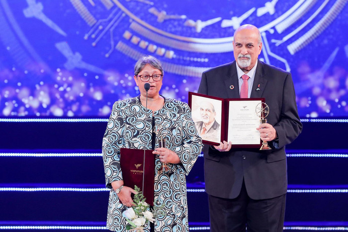 Vợ chồng Giáo sư Karim tại lễ trao giải VinFuture mùa đầu tiên