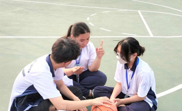 Học sinh Trường Trung học phổ thông Chuyên Nguyễn Tất Thành cùng nhau chia sẻ về kỹ năng chơi bóng rổ. (Ảnh: Hoài Linh) Học sinh Trường Trung học phổ thông Chuyên Nguyễn Tất Thành cùng nhau chia sẻ về kỹ năng chơi bóng rổ. (Ảnh: Hoài Linh)