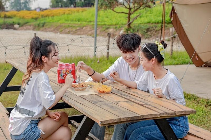 Hòa mình vào thiên nhiên trong những chuyến camping là một trong những cách người trẻ giải tỏa cơn nóng trong người. Hòa mình vào thiên nhiên trong những chuyến camping là một trong những cách người trẻ giải tỏa cơn nóng trong người.