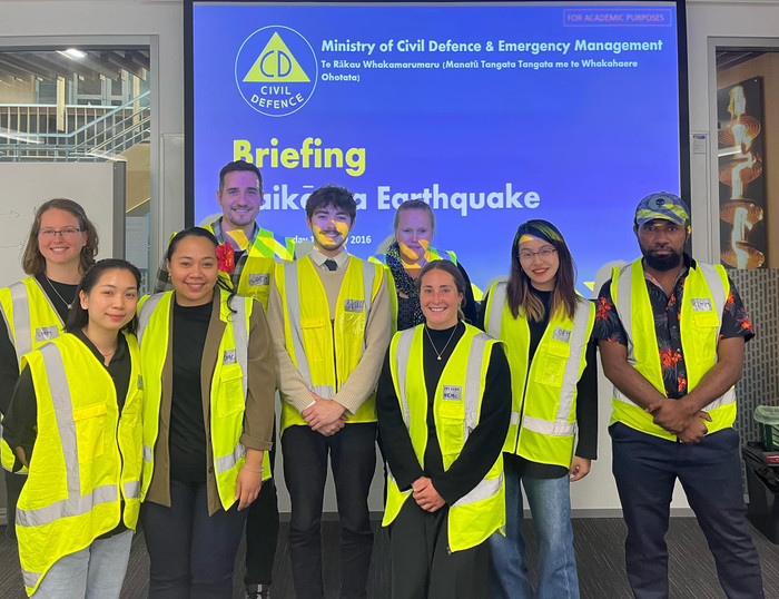 Hương Ngân (đứng thứ 2 từ bên phải vào) tại buổi thuyết trình mô phỏng lại toạ đàm chiến lược giảm thiểu rủi ro và ứng cứu sau trận động đất kinh hoàng tại Christchurch (khu vực đô thị lớn thứ ba của New Zealand. (Ảnh: NVCC). Hương Ngân (đứng thứ 2 từ bên phải vào) tại buổi thuyết trình mô phỏng lại toạ đàm chiến lược giảm thiểu rủi ro và ứng cứu sau trận động đất kinh hoàng tại Christchurch (khu vực đô thị lớn thứ ba của New Zealand. (Ảnh: NVCC).