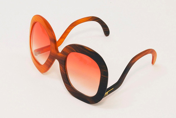 6. Kính tái chế từ tóc - Studio Swine Human Hair Sunglasses Bạn có thể tin không khi chiếc kính này được làm từ chất liệu vô cùng đặc biệt là tóc và nhựa sinh học. Hai sinh viên Azusa Murakami và Alexander Groves thuộc trường Đại Học Nghệ thuật Hoàng gia, Anh đã tạo ra một chiếc kính mắt tuyệt vời và thời trang chứ không đơn thuần chỉ là kính làm từ tóc. Các sợi tóc được thu từ rất nhiều tiệm cắt tóc và gắn kết chúng lại bằng loại nhựa sinh học. Những sợi tóc vàng, đen, nâu pha trộn với nhau tạo ra các mảng màu vàng, đen rất đẹp mắt. Ngoài ra chiếc kính thân thiện này còn có khả năng phân hủy 100% khi không còn được sử dụng. 6. Kính tái chế từ tóc - Studio Swine Human Hair Sunglasses Bạn có thể tin không khi chiếc kính này được làm từ chất liệu vô cùng đặc biệt là tóc và nhựa sinh học. Hai sinh viên Azusa Murakami và Alexander Groves thuộc trường Đại Học Nghệ thuật Hoàng gia, Anh đã tạo ra một chiếc kính mắt tuyệt vời và thời trang chứ không đơn thuần chỉ là kính làm từ tóc. Các sợi tóc được thu từ rất nhiều tiệm cắt tóc và gắn kết chúng lại bằng loại nhựa sinh học. Những sợi tóc vàng, đen, nâu pha trộn với nhau tạo ra các mảng màu vàng, đen rất đẹp mắt. Ngoài ra chiếc kính thân thiện này còn có khả năng phân hủy 100% khi không còn được sử dụng.