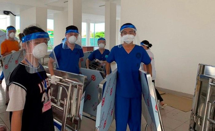 Lực lượng sinh viên tình nguyện của Đại học Đông Á tham gia hỗ trợ công tác chống dịch Covid-19. Ảnh: AN