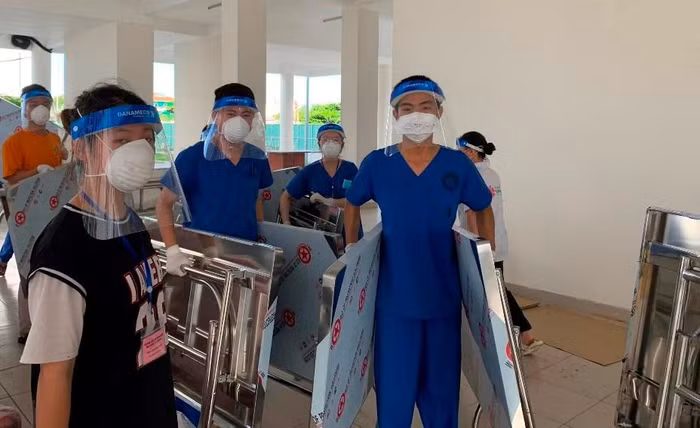 Lực lượng sinh viên tình nguyện của Đại học Đông Á tham gia hỗ trợ công tác chống dịch Covid-19. Ảnh: AN