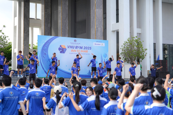 Đội tuyển Bóng đá Sinh viên Trường Đại học Văn Hiến tham gia khởi động cùng các vận động viên tham gia. Ảnh: NTCC DSC09632.jpg