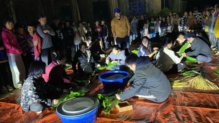 Nhà trường đã mổ thịt lợn, gói bánh chưng để tổ chức liên hoan tất niên cho học sinh. Ảnh: NVCC Nhà trường đã mổ thịt lợn, gói bánh chưng để tổ chức liên hoan tất niên cho học sinh. Ảnh: NVCC