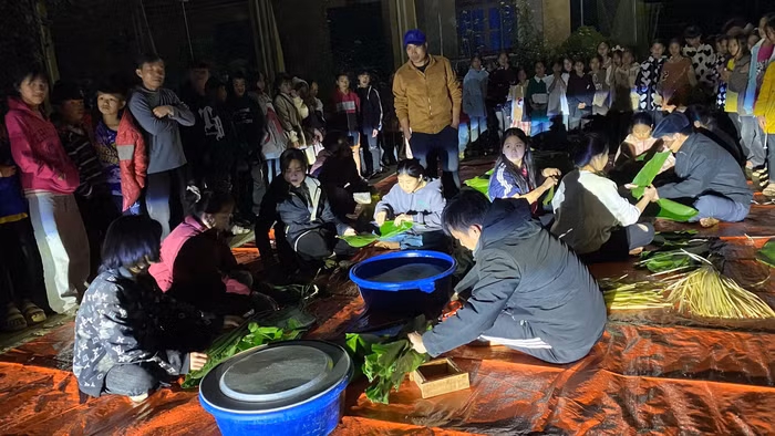 Nhà trường đã mổ thịt lợn, gói bánh chưng để tổ chức liên hoan tất niên cho học sinh. Ảnh: NVCC