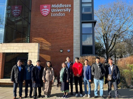 Đoàn công tác chụp ảnh lưu niệm tại Đại học Middlesex. Ảnh: Website nhà trường Đoàn công tác chụp ảnh lưu niệm tại Đại học Middlesex. Ảnh: Website nhà trường