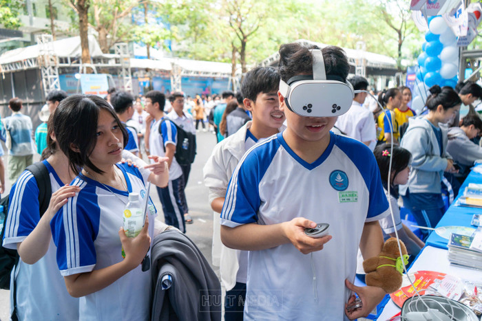 Các bạn học sinh được tham quan, trải nghiệm môi trường học tập của trường bằng kính thực tế ảo, mang đến cái nhìn toàn cảnh không gian sáu cơ sở giáo dục của trường. Ảnh: Website nhà trường Các bạn học sinh được tham quan, trải nghiệm môi trường học tập của trường bằng kính thực tế ảo, mang đến cái nhìn toàn cảnh không gian sáu cơ sở giáo dục của trường. Ảnh: Website nhà trường