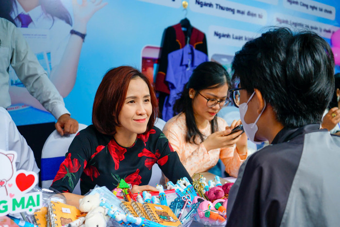Các thầy cô đã tận tình giải đáp thắc mắc về chương trình học, cơ hội nghề nghiệp và các phương thức xét tuyển. Ảnh: Website nhà trường Các thầy cô đã tận tình giải đáp thắc mắc về chương trình học, cơ hội nghề nghiệp và các phương thức xét tuyển. Ảnh: Website nhà trường