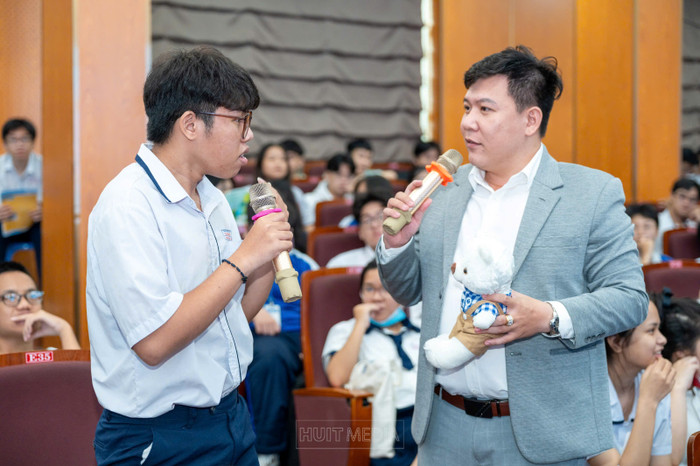 Thạc sĩ Nguyễn Trọng Nhân giao lưu cùng các bạn học sinh. Ảnh: Website nhà trường. Thạc sĩ Nguyễn Trọng Nhân giao lưu cùng các bạn học sinh. Ảnh: Website nhà trường.