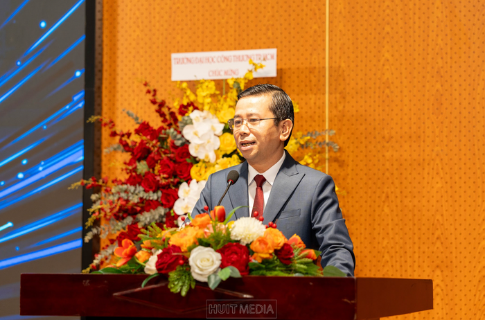 Tiến sĩ Bùi Hồng Đăng – Chủ tịch Hội đồng trường Trường Đại học Công Thương Thành phố Hồ Chí Minh phát biểu tại buổi lễ. Tiến sĩ Bùi Hồng Đăng – Chủ tịch Hội đồng trường Trường Đại học Công Thương Thành phố Hồ Chí Minh phát biểu tại buổi lễ.