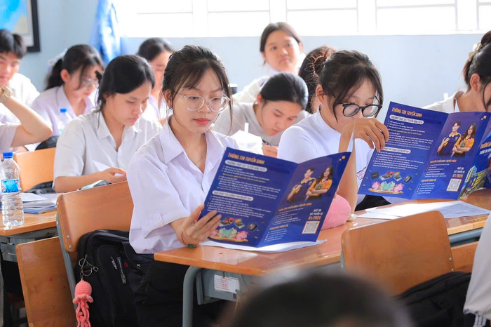 Trường Đại học Gia Định trong buổi tư vấn hướng nghiệp cho học sinh trung học phổ thông. Ảnh: Trọng Phúc.