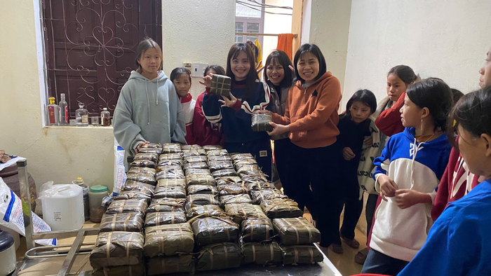 Học sinh và giáo viên Trường Phổ thông dân tộc bán trú Trung học cơ sở Trung Lý (huyện Mường Lát, Thanh Hóa) cùng gói bánh chưng. Ảnh: NVCC Học sinh và giáo viên Trường Phổ thông dân tộc bán trú Trung học cơ sở Trung Lý (huyện Mường Lát, Thanh Hóa) cùng gói bánh chưng. Ảnh: NVCC