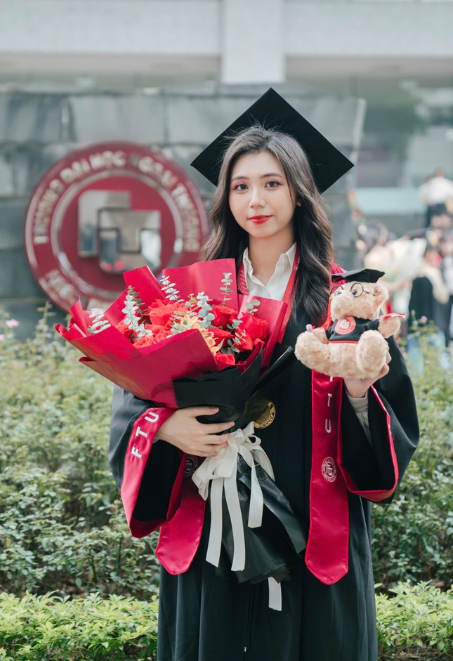 Bùi Thu Trang - Cựu sinh viên K59 đã tốt nghiệp sớm loại xuất sắc ngành quản trị kinh doanh Trường Đại học Ngoại thương với điểm trung bình đạt 3.83/4.0. Ảnh: NVCC Bùi Thu Trang - Cựu sinh viên K59 đã tốt nghiệp sớm loại xuất sắc ngành quản trị kinh doanh Trường Đại học Ngoại thương với điểm trung bình đạt 3.83/4.0. Ảnh: NVCC
