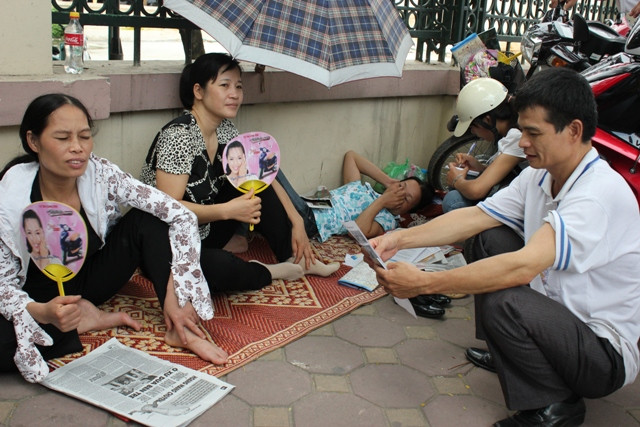 Thời tiết trong hai đợt thi ĐH vừa qua đều không thuận lợi, mưa nhiều và nắng gắt là điệp khúc lặp đi lặp lại liên tục khiến các phụ huynh càng thêm mệt mỏi. ĐÁP ÁN CHÍNH THỨC CỦA BỘ GIÁO DỤC: TOÀN BỘ ĐÁP ÁN ĐH KHỐI B 2012 - TOÀN BỘ ĐÁP ÁN ĐH KHỐI A 2012 - TOÀN BỘ ĐÁP ÁN ĐH TOÁN, VĂN KHỐI D 2012 - TOÀN BỘ ĐÁP ÁN ĐH KHỐI C 2012 - ĐÁP ÁN ĐH CÁC MÔN NGOẠI NGỮ KHỐI D 2012 Thời tiết trong hai đợt thi ĐH vừa qua đều không thuận lợi, mưa nhiều và nắng gắt là điệp khúc lặp đi lặp lại liên tục khiến các phụ huynh càng thêm mệt mỏi. ĐÁP ÁN CHÍNH THỨC CỦA BỘ GIÁO DỤC: TOÀN BỘ ĐÁP ÁN ĐH KHỐI B 2012 - TOÀN BỘ ĐÁP ÁN ĐH KHỐI A 2012 - TOÀN BỘ ĐÁP ÁN ĐH TOÁN, VĂN KHỐI D 2012 - TOÀN BỘ ĐÁP ÁN ĐH KHỐI C 2012 - ĐÁP ÁN ĐH CÁC MÔN NGOẠI NGỮ KHỐI D 2012