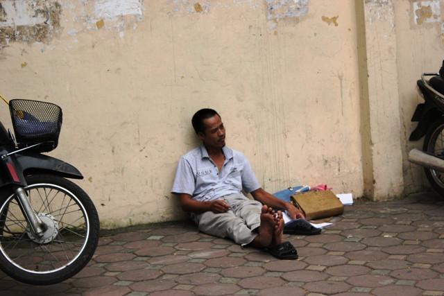 Ông bố này ngồi luôn xuống đất chờ con. Làn da nâu sạm đi vì sương gió, vì những lo toan bộn bề cho tương lai của con. ĐÁP ÁN CHÍNH THỨC CỦA BỘ GIÁO DỤC: TOÀN BỘ ĐÁP ÁN ĐH KHỐI B 2012 - TOÀN BỘ ĐÁP ÁN ĐH KHỐI A 2012 - TOÀN BỘ ĐÁP ÁN ĐH TOÁN, VĂN KHỐI D 2012 - TOÀN BỘ ĐÁP ÁN ĐH KHỐI C 2012 - ĐÁP ÁN ĐH CÁC MÔN NGOẠI NGỮ KHỐI D 2012 Ông bố này ngồi luôn xuống đất chờ con. Làn da nâu sạm đi vì sương gió, vì những lo toan bộn bề cho tương lai của con. ĐÁP ÁN CHÍNH THỨC CỦA BỘ GIÁO DỤC: TOÀN BỘ ĐÁP ÁN ĐH KHỐI B 2012 - TOÀN BỘ ĐÁP ÁN ĐH KHỐI A 2012 - TOÀN BỘ ĐÁP ÁN ĐH TOÁN, VĂN KHỐI D 2012 - TOÀN BỘ ĐÁP ÁN ĐH KHỐI C 2012 - ĐÁP ÁN ĐH CÁC MÔN NGOẠI NGỮ KHỐI D 2012