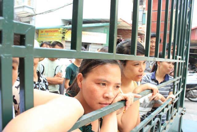 Phụ huynh thí sinh hồi hộp, lo lắng chờ con, vẻ mặt thất thần. ĐÁP ÁN CHÍNH THỨC CỦA BỘ GIÁO DỤC: TOÀN BỘ ĐÁP ÁN ĐH KHỐI B 2012 - TOÀN BỘ ĐÁP ÁN ĐH KHỐI A 2012 - TOÀN BỘ ĐÁP ÁN ĐH TOÁN, VĂN KHỐI D 2012 - TOÀN BỘ ĐÁP ÁN ĐH KHỐI C 2012 - ĐÁP ÁN ĐH CÁC MÔN NGOẠI NGỮ KHỐI D 2012 Phụ huynh thí sinh hồi hộp, lo lắng chờ con, vẻ mặt thất thần. ĐÁP ÁN CHÍNH THỨC CỦA BỘ GIÁO DỤC: TOÀN BỘ ĐÁP ÁN ĐH KHỐI B 2012 - TOÀN BỘ ĐÁP ÁN ĐH KHỐI A 2012 - TOÀN BỘ ĐÁP ÁN ĐH TOÁN, VĂN KHỐI D 2012 - TOÀN BỘ ĐÁP ÁN ĐH KHỐI C 2012 - ĐÁP ÁN ĐH CÁC MÔN NGOẠI NGỮ KHỐI D 2012