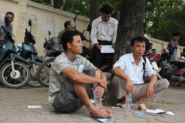 Anh Nguyễn Văn Nam quê ở Huyện Yên Lập, tỉnh Phú Thọ chia sẻ: “Con nó vào phòng thi, ngồi ngoài này thấy lo lắng, hồi hộp, không biết nó có làm được bài không. Tôi chẳng muốn đi đâu cả, chỉ muốn ngồi đây xem tình hình thế nào”. ĐÁP ÁN CHÍNH THỨC CỦA BỘ GIÁO DỤC: TOÀN BỘ ĐÁP ÁN ĐH KHỐI B 2012 - TOÀN BỘ ĐÁP ÁN ĐH KHỐI A 2012 - TOÀN BỘ ĐÁP ÁN ĐH TOÁN, VĂN KHỐI D 2012 - TOÀN BỘ ĐÁP ÁN ĐH KHỐI C 2012 - ĐÁP ÁN ĐH CÁC MÔN NGOẠI NGỮ KHỐI D 2012 Anh Nguyễn Văn Nam quê ở Huyện Yên Lập, tỉnh Phú Thọ chia sẻ: “Con nó vào phòng thi, ngồi ngoài này thấy lo lắng, hồi hộp, không biết nó có làm được bài không. Tôi chẳng muốn đi đâu cả, chỉ muốn ngồi đây xem tình hình thế nào”. ĐÁP ÁN CHÍNH THỨC CỦA BỘ GIÁO DỤC: TOÀN BỘ ĐÁP ÁN ĐH KHỐI B 2012 - TOÀN BỘ ĐÁP ÁN ĐH KHỐI A 2012 - TOÀN BỘ ĐÁP ÁN ĐH TOÁN, VĂN KHỐI D 2012 - TOÀN BỘ ĐÁP ÁN ĐH KHỐI C 2012 - ĐÁP ÁN ĐH CÁC MÔN NGOẠI NGỮ KHỐI D 2012