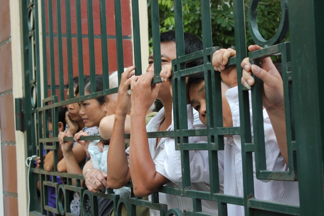 Phụ huynh thí sinh hồi hộp, lo lắng chờ con mình. Họ bám vào cửa cổng trường, mắt luôn hướng vào trong, thấp thỏm chờ đợi. ĐÁP ÁN CHÍNH THỨC CỦA BỘ GIÁO DỤC: TOÀN BỘ ĐÁP ÁN ĐH KHỐI B 2012 - TOÀN BỘ ĐÁP ÁN ĐH KHỐI A 2012 - TOÀN BỘ ĐÁP ÁN ĐH TOÁN, VĂN KHỐI D 2012 - TOÀN BỘ ĐÁP ÁN ĐH KHỐI C 2012 - ĐÁP ÁN ĐH CÁC MÔN NGOẠI NGỮ KHỐI D 2012 Phụ huynh thí sinh hồi hộp, lo lắng chờ con mình. Họ bám vào cửa cổng trường, mắt luôn hướng vào trong, thấp thỏm chờ đợi. ĐÁP ÁN CHÍNH THỨC CỦA BỘ GIÁO DỤC: TOÀN BỘ ĐÁP ÁN ĐH KHỐI B 2012 - TOÀN BỘ ĐÁP ÁN ĐH KHỐI A 2012 - TOÀN BỘ ĐÁP ÁN ĐH TOÁN, VĂN KHỐI D 2012 - TOÀN BỘ ĐÁP ÁN ĐH KHỐI C 2012 - ĐÁP ÁN ĐH CÁC MÔN NGOẠI NGỮ KHỐI D 2012