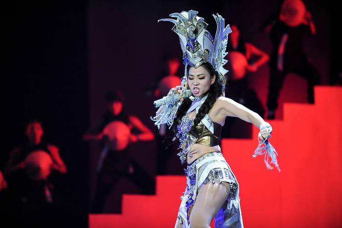 Thu Minh mạnh mẽ đầy quyền uy trong bộ trang phục lạ mắt. Cô thể hiện một bài hát gắn liền với tên tuổi của Đan Trường là "Dòng máu lạc hồng", trong phong cách dance, hip hop Thu Minh mạnh mẽ đầy quyền uy trong bộ trang phục lạ mắt. Cô thể hiện một bài hát gắn liền với tên tuổi của Đan Trường là "Dòng máu lạc hồng", trong phong cách dance, hip hop