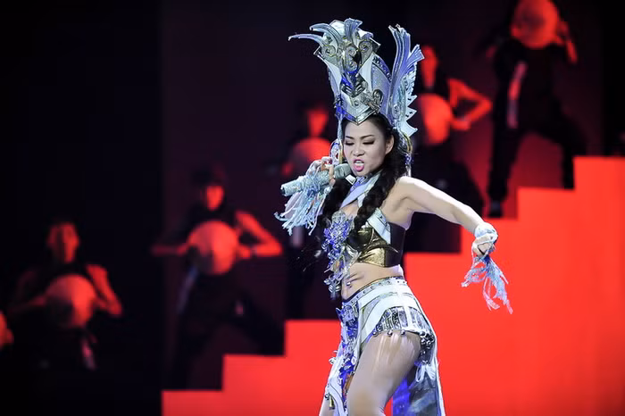 Thu Minh mạnh mẽ đầy quyền uy trong bộ trang phục lạ mắt. Cô thể hiện một bài hát gắn liền với tên tuổi của Đan Trường là "Dòng máu lạc hồng", trong phong cách dance, hip hop