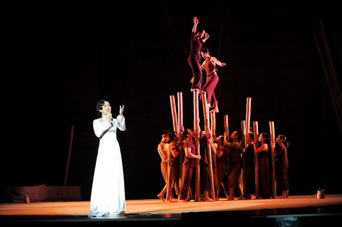 Lệ Quyên thướt tha với áo dài trắng thể hiện ca khúc "Chiều Phủ Tây hồ", đây là một tiết mục được dàn dựng khá công phu với phần phụ họa của nhóm xiếc. Lệ Quyên thướt tha với áo dài trắng thể hiện ca khúc "Chiều Phủ Tây hồ", đây là một tiết mục được dàn dựng khá công phu với phần phụ họa của nhóm xiếc.