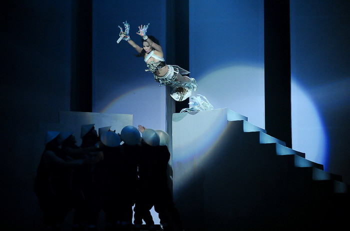 Khi đang ở phần cao trào, nữ ca sĩ bỗng "phi thân" xuống sân khấu từ độ cao 2m khiến khán giả bên dưới thót tim Khi đang ở phần cao trào, nữ ca sĩ bỗng "phi thân" xuống sân khấu từ độ cao 2m khiến khán giả bên dưới thót tim