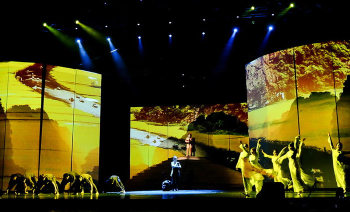 Mở đầu chương trình, ca khúc "Bonjour Việt Nam" của Thái Trinh như mời chào khách thập phương đến với Việt Nam xinh đẹp Mở đầu chương trình, ca khúc "Bonjour Việt Nam" của Thái Trinh như mời chào khách thập phương đến với Việt Nam xinh đẹp