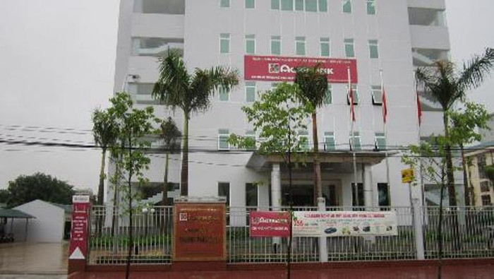 Chi nhánh Ngân hàng NN & PTNT TP.Vinh nơi ông Tuấn bị bắt đang sát phạt cùng với 3 nhân viên của mình Chi nhánh Ngân hàng NN & PTNT TP.Vinh nơi ông Tuấn bị bắt đang sát phạt cùng với 3 nhân viên của mình