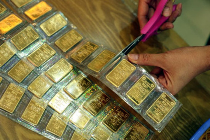 Trải qua 46 phiên đấu thầu vàng, NHNN đã "bơm" ra thị trường 46,7 tấn vàng tương đương khoảng 1,2 triệu lượng nhưng nhu cầu vàng trên thị trường vẫn rất lớn (ảnh minh họa). Trải qua 46 phiên đấu thầu vàng, NHNN đã "bơm" ra thị trường 46,7 tấn vàng tương đương khoảng 1,2 triệu lượng nhưng nhu cầu vàng trên thị trường vẫn rất lớn (ảnh minh họa).