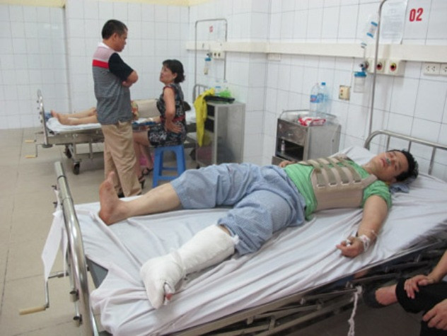 Hai vợ chồng chủ tiệm vàng đang được điều trị tích cực về cột sống tại bệnh viện đa khoa tỉnh. Hai vợ chồng chủ tiệm vàng đang được điều trị tích cực về cột sống tại bệnh viện đa khoa tỉnh.