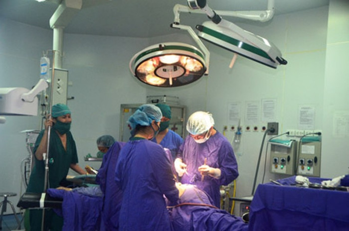 Trước khi vào phòng mổ chị Mai Anh còn xin được cho người nhà vào vắt sữa cho đứa con 6 tháng tuổi Trước khi vào phòng mổ chị Mai Anh còn xin được cho người nhà vào vắt sữa cho đứa con 6 tháng tuổi
