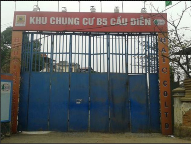 Cổng Dự án B5 Cầu Diễn so với thời điểm năm 2013 khi ông Nguyễn Văn Tuẫn – nguyên Chủ tịch HĐQT kiêm Tổng giám đốc công ty TNHH MTV Xuất nhập khẩu và Đầu tư xây dựng phát triển Hà Nội bị bắt vì hành vi cố ý làm trái nguyên tắc quản lý kinh tế của nhà nước gây hậu quả nghiêm trọng với tổng số tiền là hơn 100 tỷ đồng đến nay không có gì đã thay đổi ngoại trừ biển hiệu mới.