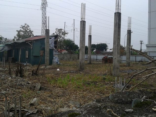 Sau khi thu tiền mua căn hộ của khách hàng từ năm 2007, dự án đến nay với chỉ xong phần móng, trong công trường vắng bóng đơn vị thi công.