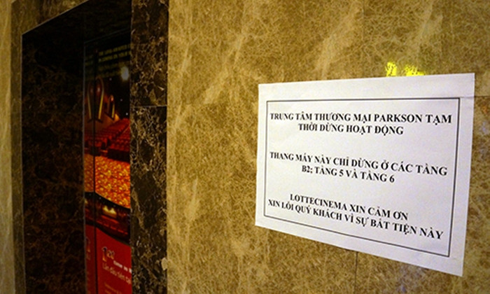 Việc Parkson thông báo đóng cửa đột ngột khiến tiểu thương, hộ kinh doanh tại trung tâm thương mại này bất ngờ (ảnh nguồn VnExpress) Việc Parkson thông báo đóng cửa đột ngột khiến tiểu thương, hộ kinh doanh tại trung tâm thương mại này bất ngờ (ảnh nguồn VnExpress)