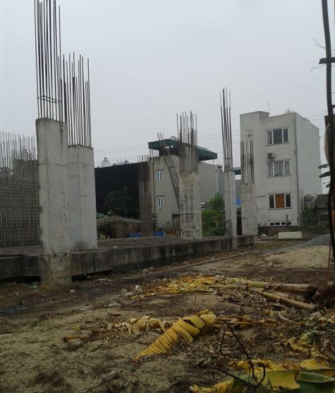 Khó có thể tưởng tượng đây là một Dự án Khu nhà ở tái định cư và kinh doanh của quận Tây Hồ khi nhìn cảnh hoang tàn này.