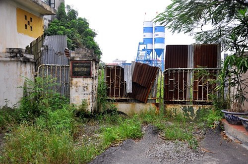 Còn lại phía trong dự án B5 Cầu Diễn hoàn toàn chưa có công trình nào được xây dựng, cổng phụ phía sau bị bịt kít không ai nghĩ chỉ với mặt bằng dự án bỏ hoang như vậy mà Housing Group đã huy động được đến 500 tỉ đồng của khách hàng...