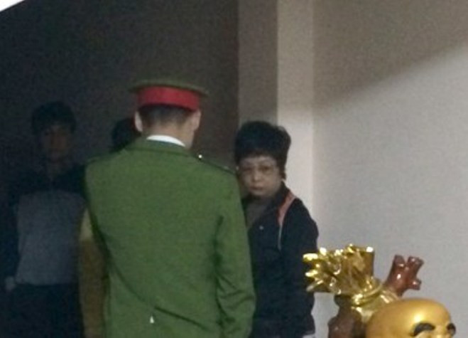 Công an tiến hành khám xét và bắt tạm giam Bà Châu Thị Thu Nga tại nhà riêng (Ảnh: Hải Lâm - Thanh Niên) Công an tiến hành khám xét và bắt tạm giam Bà Châu Thị Thu Nga tại nhà riêng (Ảnh: Hải Lâm - Thanh Niên)